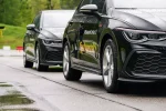 Testovací vozy na mokré dráze při prezentaci celoročních pneumatik Continental AllSeasonContact 2