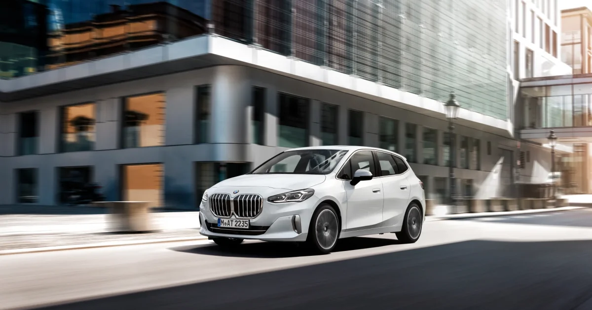 Bílé BMW řady 2 Active Tourer druhé generace při jízdě