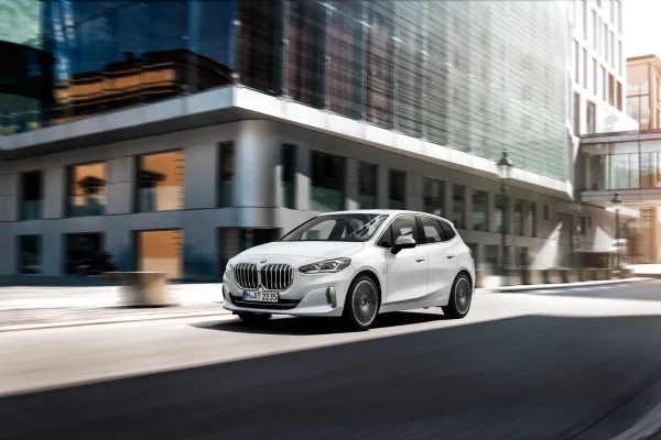 Bílé BMW řady 2 Active Tourer druhé generace při jízdě