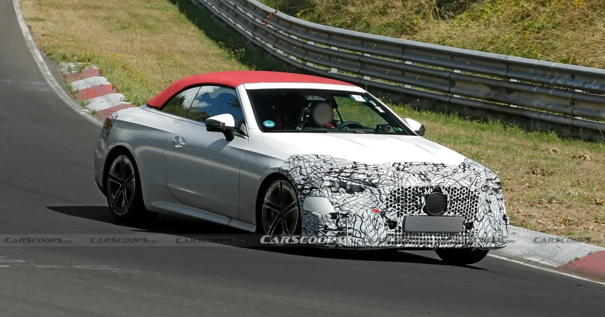 Maskovaný prototyp Mercedesu CLE Cabriolet na Nürburgringu