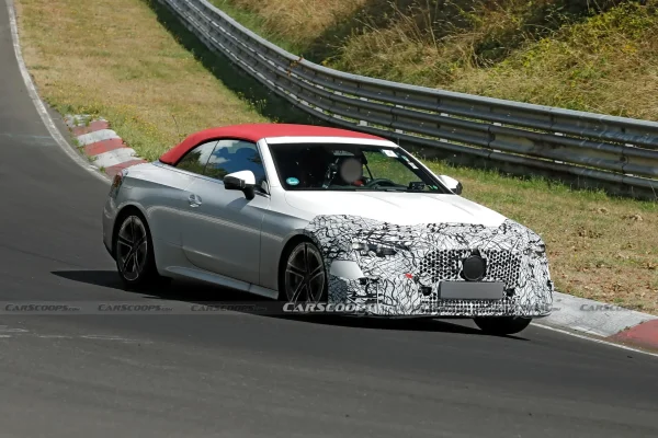 Maskovaný prototyp Mercedesu CLE Cabriolet na Nürburgringu