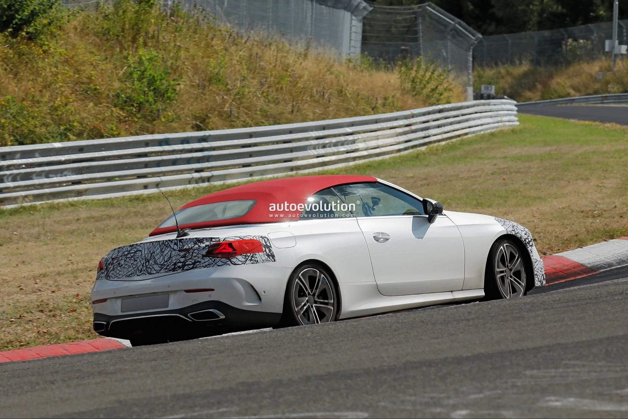 Záď maskovaného prototypu Mercedesu CLE Cabriolet