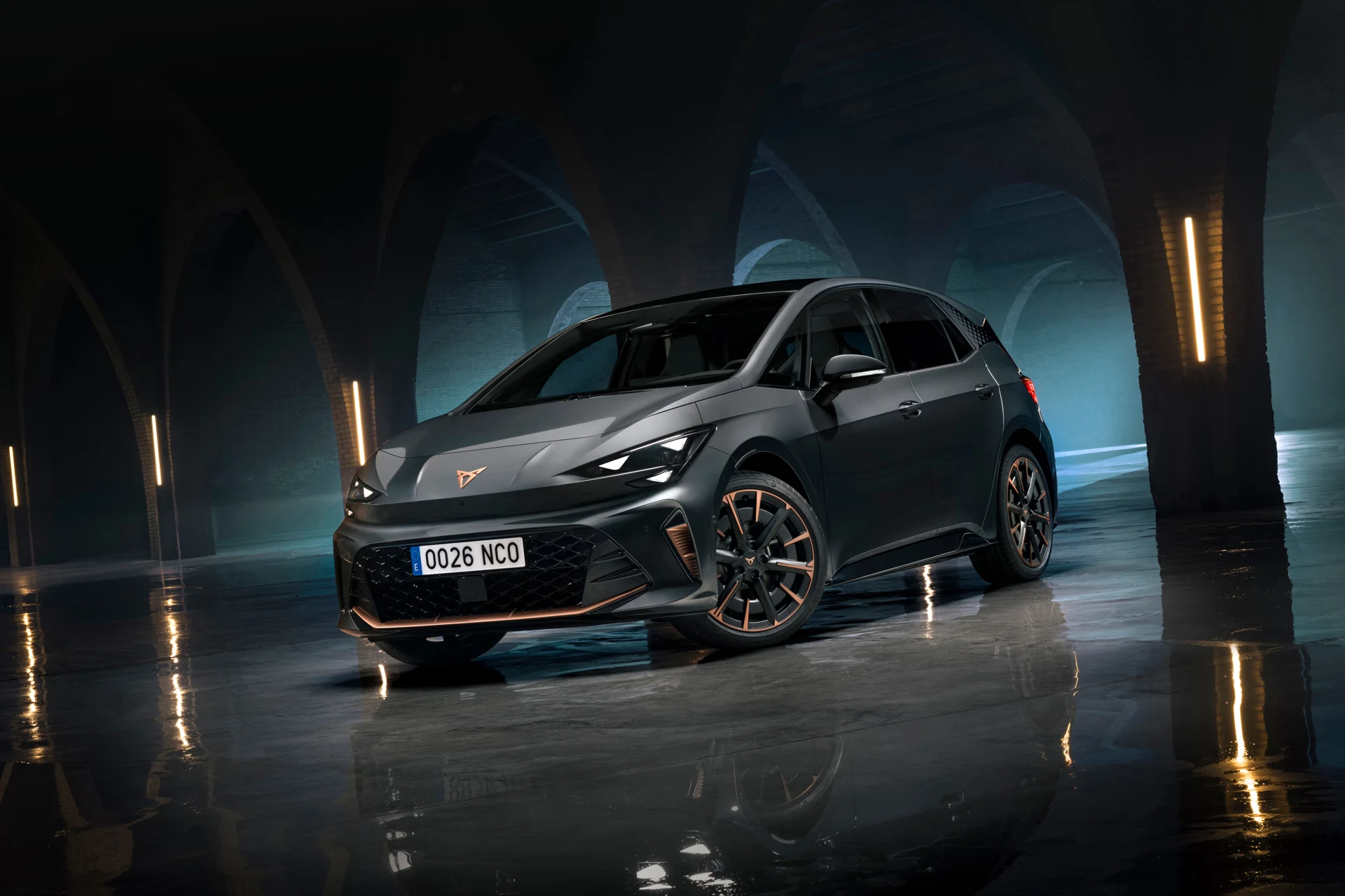 CUPRA Born na oficiální fotografii výrobce, pohled zepředu ze tří čtvrtin