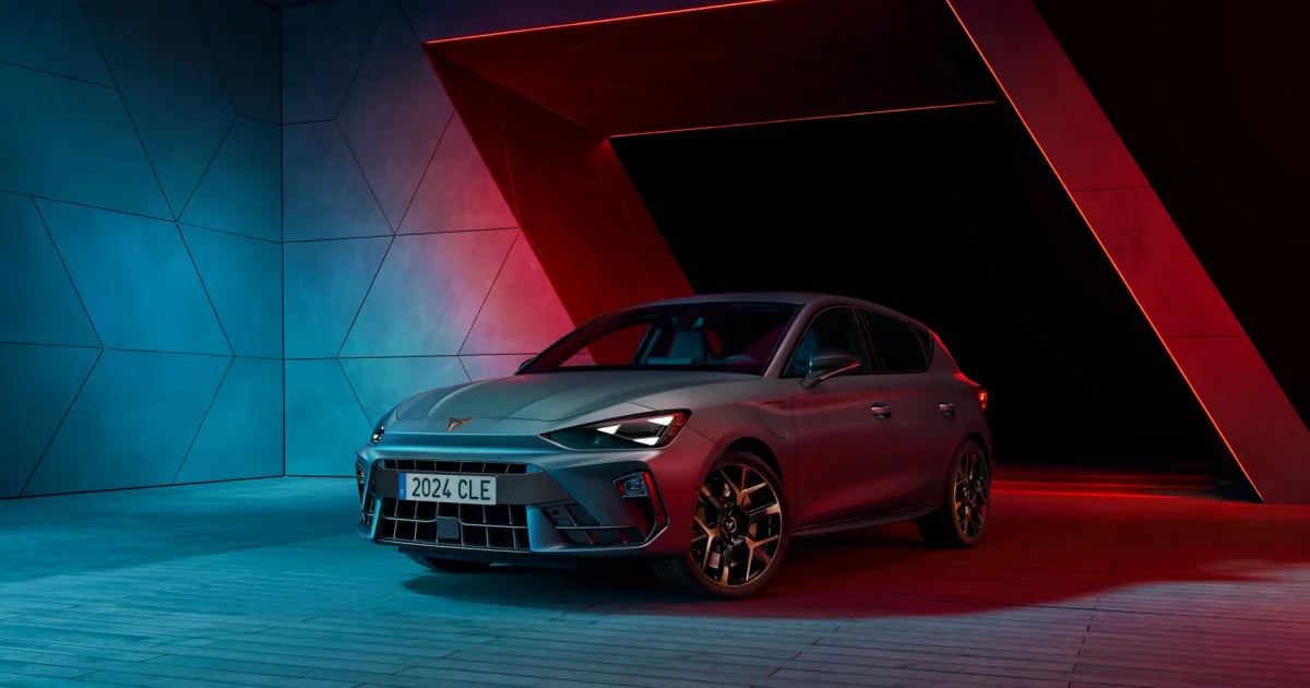 CUPRA Leon na oficiální fotografii výrobce, pohled zepředu ze tří čtvrtin