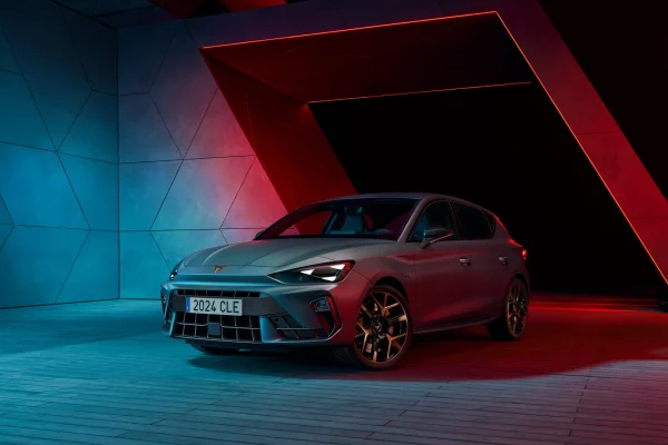 CUPRA Leon na oficiální fotografii výrobce, pohled zepředu ze tří čtvrtin