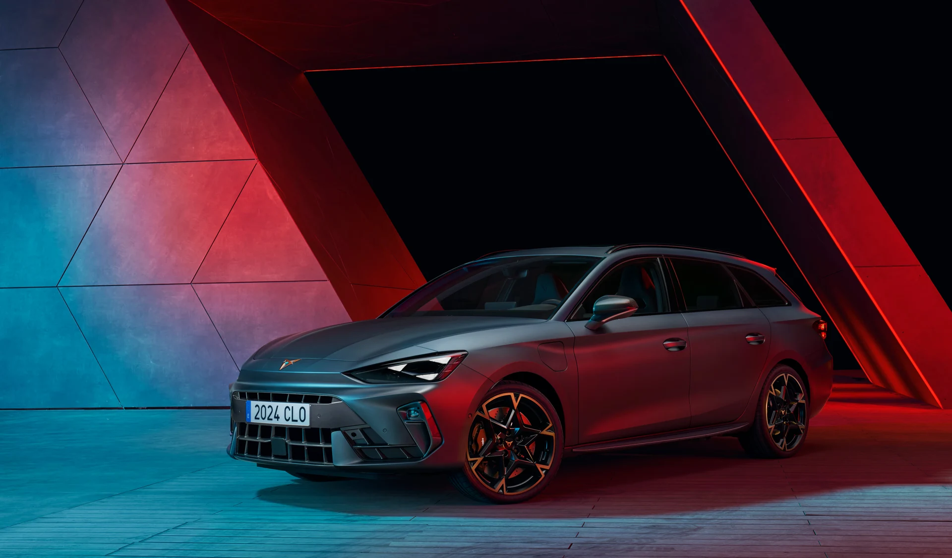 CUPRA Leon Sportstourer na oficiální fotografii výrobce, pohled zepředu ze tří čtvrtin