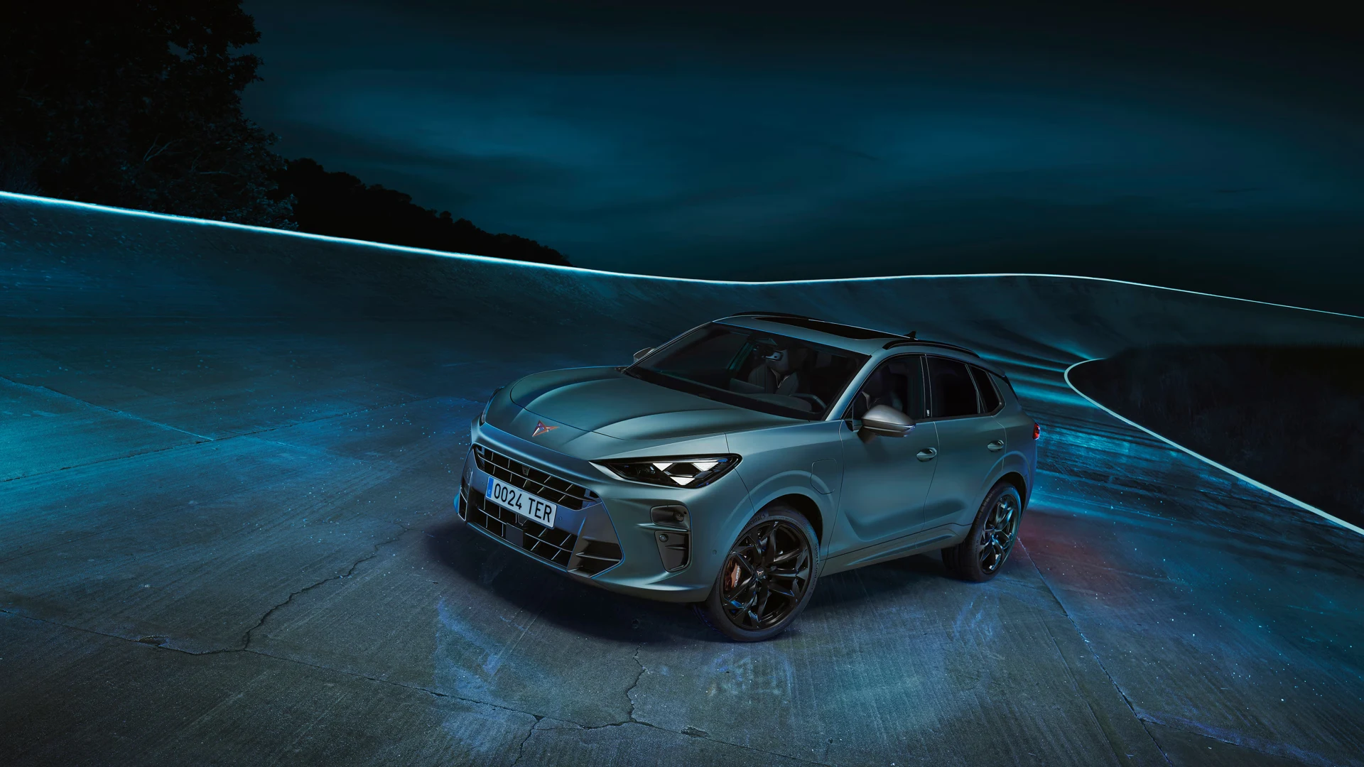 CUPRA Terramar na oficiální fotografii výrobce, pohled zepředu ze tří čtvrtin