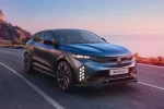 Modernizovaný Renault Mégane E-Tech Electric v modré barvě na silnici