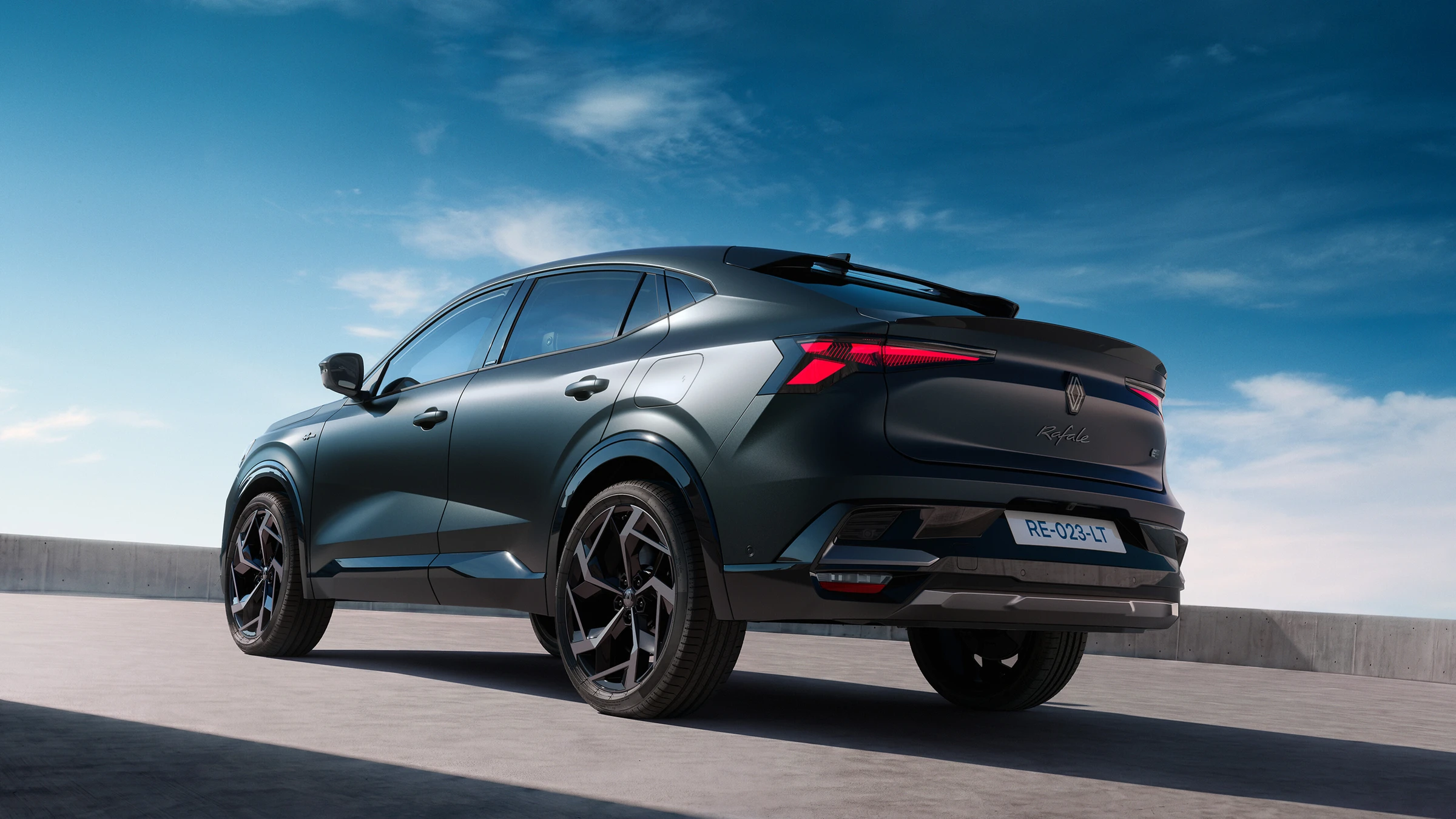 Renault Rafale Hypnotic v zadním tříčtvrtečním pohledu