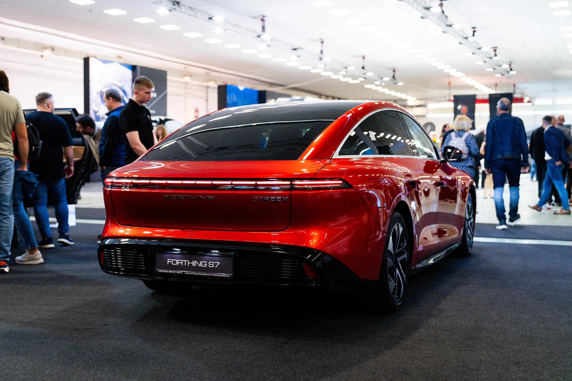 Červený Forthing S7 REEV na autosalonu v Nitře, pohled zezadu