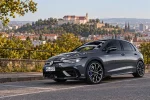 Volkswagen Golf R po faceliftu v šedém laku, redakční kompozice s výhledem na Brno a Špilberk