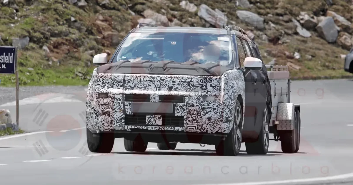 Dřívější maskovaný prototyp faceliftu Hyundai Santa Fe při testu s přívěsem, pohon konkrétního vozu nepotvrzen
