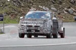 Dřívější maskovaný prototyp faceliftu Hyundai Santa Fe při testu s přívěsem, pohon konkrétního vozu nepotvrzen
