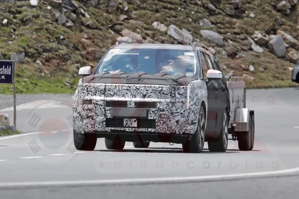 Dřívější maskovaný prototyp faceliftu Hyundai Santa Fe při testu s přívěsem, pohon konkrétního vozu nepotvrzen