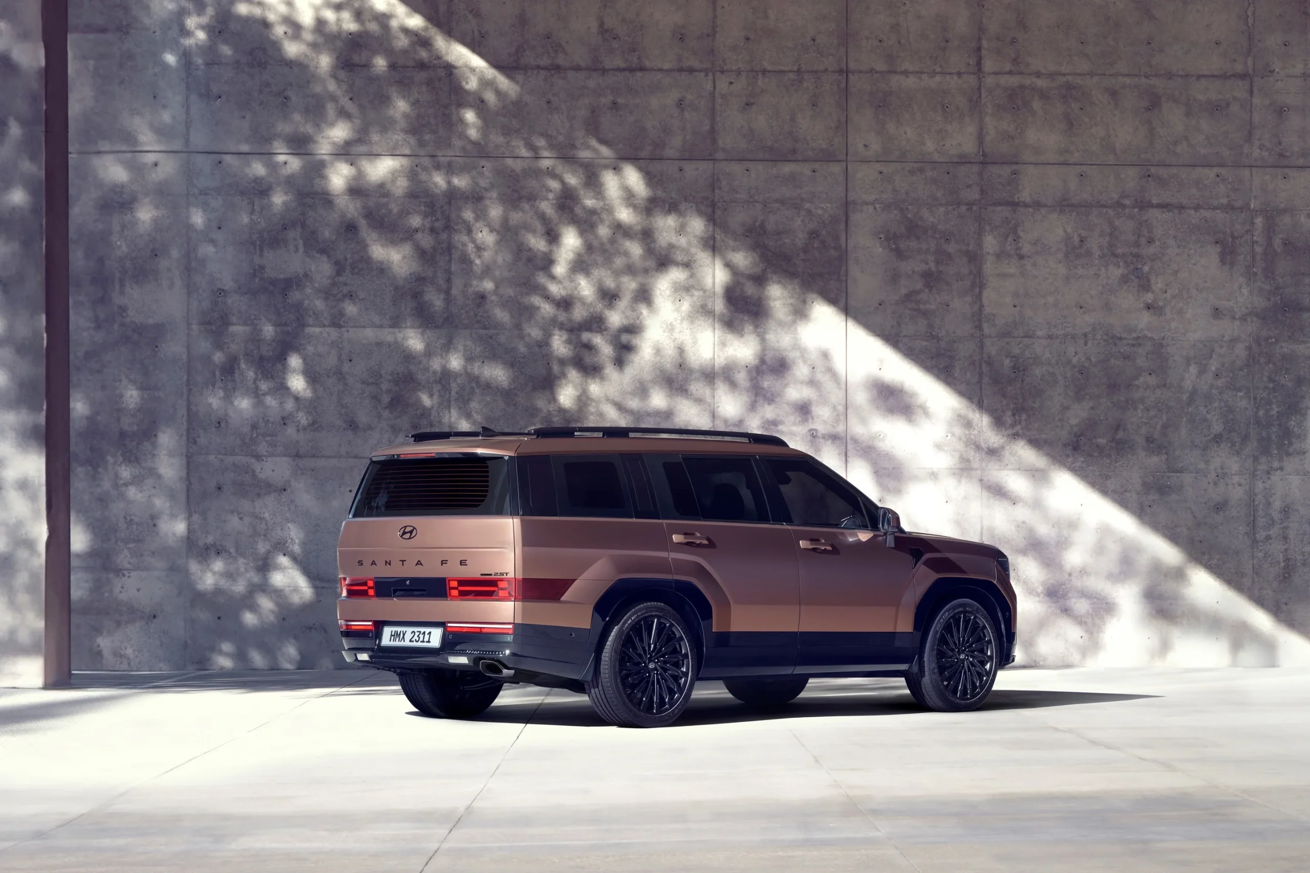 Současný Hyundai Santa Fe před modernizací zezadu, oficiální fotografie, nikoli verze EREV