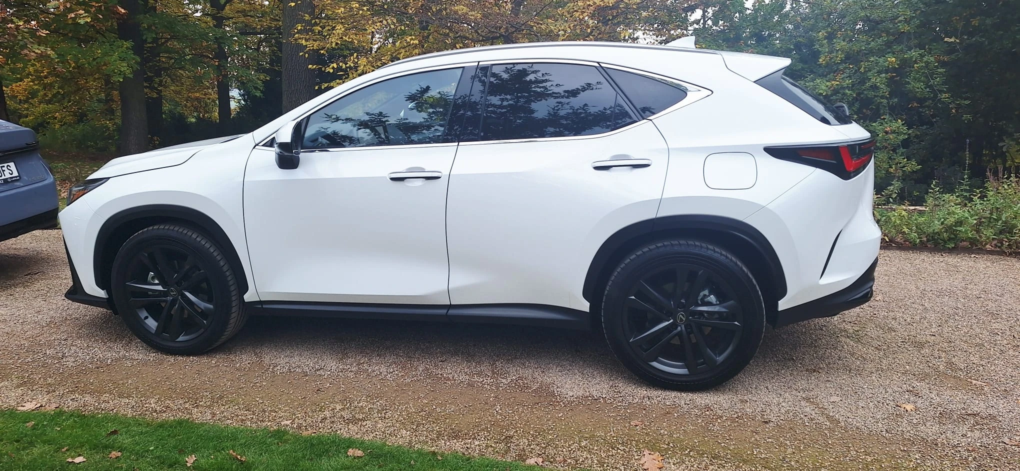 Dosavadní bílý Lexus NX 350h z boku při akci v Chateau Mcely