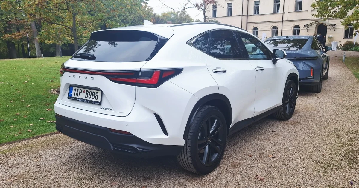Dosavadní bílý Lexus NX 350h zezadu při akci v Chateau Mcely