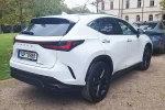Dosavadní bílý Lexus NX 350h zezadu při akci v Chateau Mcely