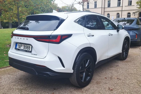 Dosavadní bílý Lexus NX 350h zezadu při akci v Chateau Mcely