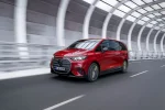Červený Mercedes-Benz VLE při jízdě, pohled zepředu a z boku