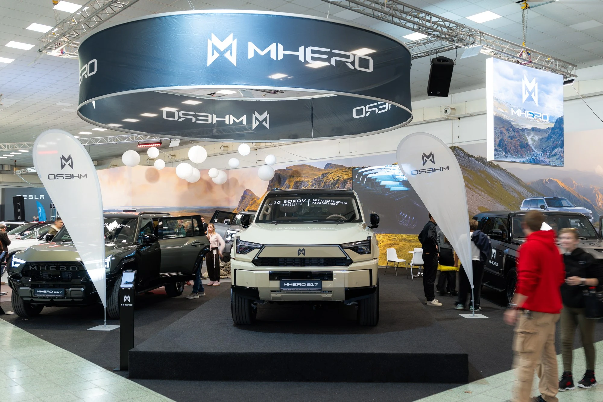 Vozy MHERO 817 v expozici autosalonu v Nitře
