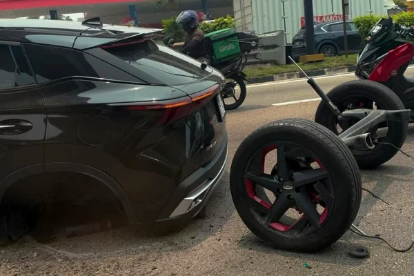 Omoda 5 bez zadní nápravy na silnici v Johor Bahru, screenshot z videa