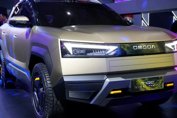 Omoda X na pódiu ve Wuhu, pohled zepředu ze tří čtvrtin