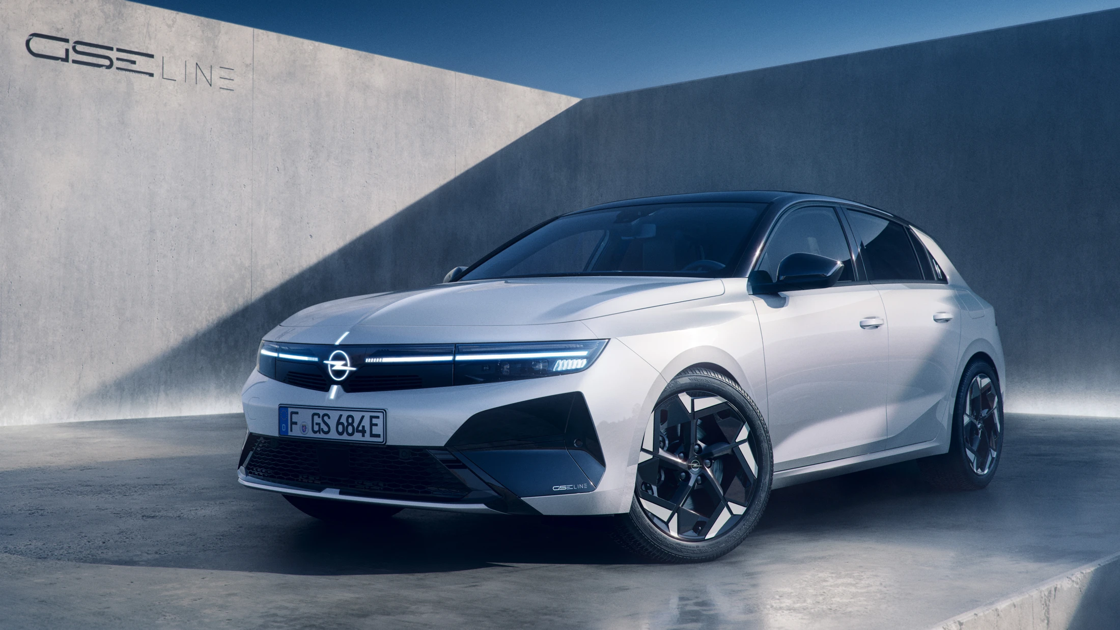 Opel Astra GSE Line, bílý hatchback v pohledu zepředu a z boku