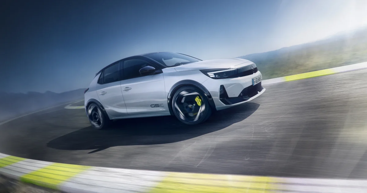 Opel Corsa GSE na okruhu, celý vůz v pohledu zepředu a z boku