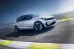 Opel Corsa GSE na okruhu, celý vůz v pohledu zepředu a z boku