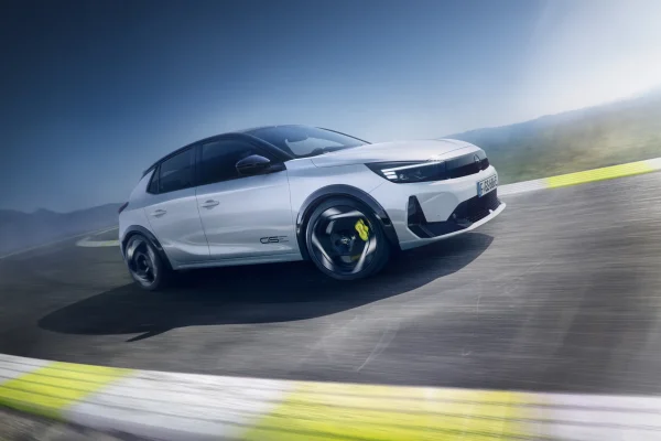 Opel Corsa GSE na okruhu, celý vůz v pohledu zepředu a z boku