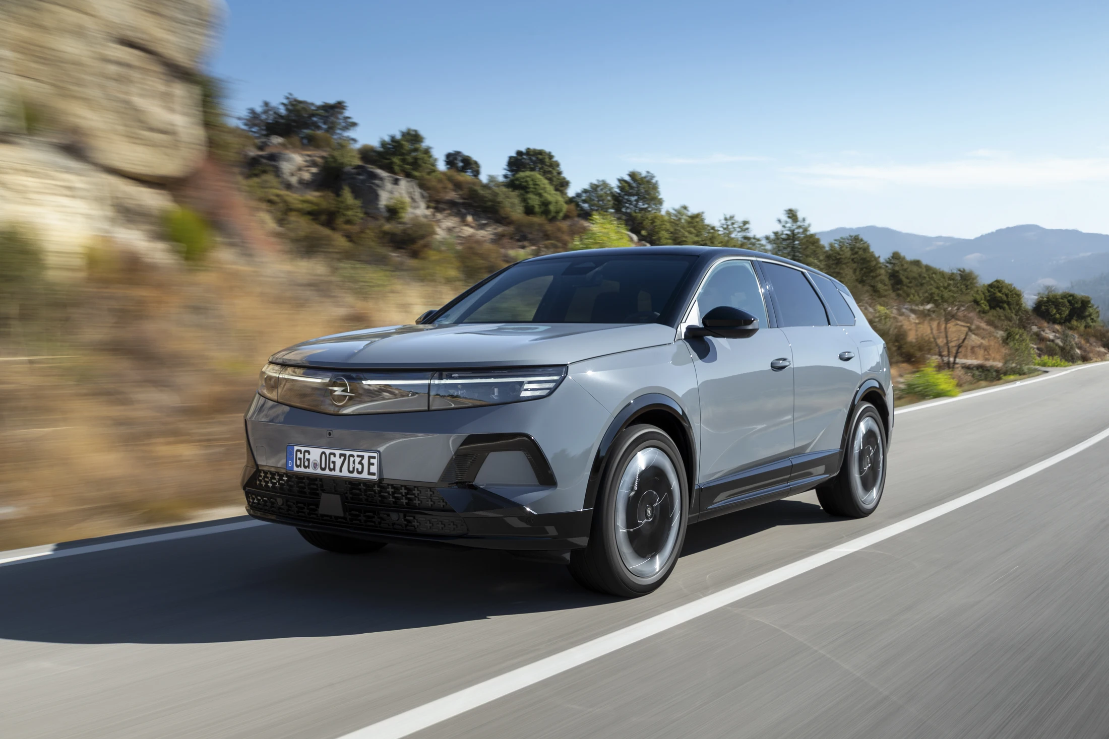 Opel Grandland Electric AWD na silnici v pohledu zepředu a z boku