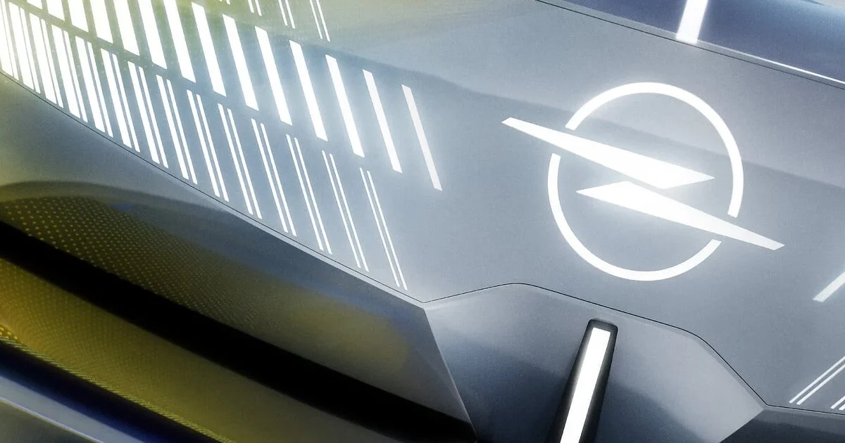 Opel STX Concept: detail nové masky Vizor se svítícím znakem Blitz
