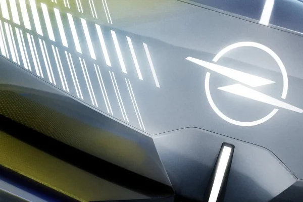 Opel STX Concept: detail nové masky Vizor se svítícím znakem Blitz