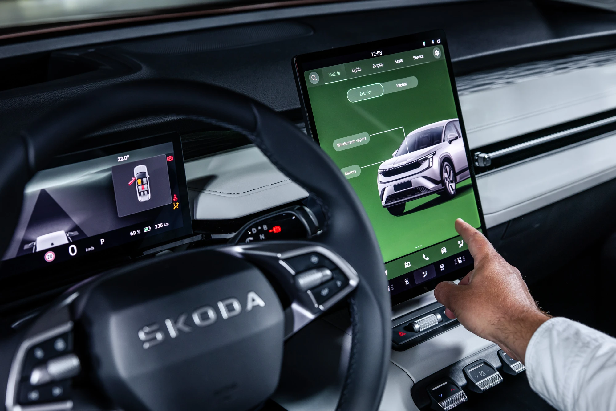 Interiér Škody Peaq s vertikálním displejem infotainmentu a fyzickými ovladači