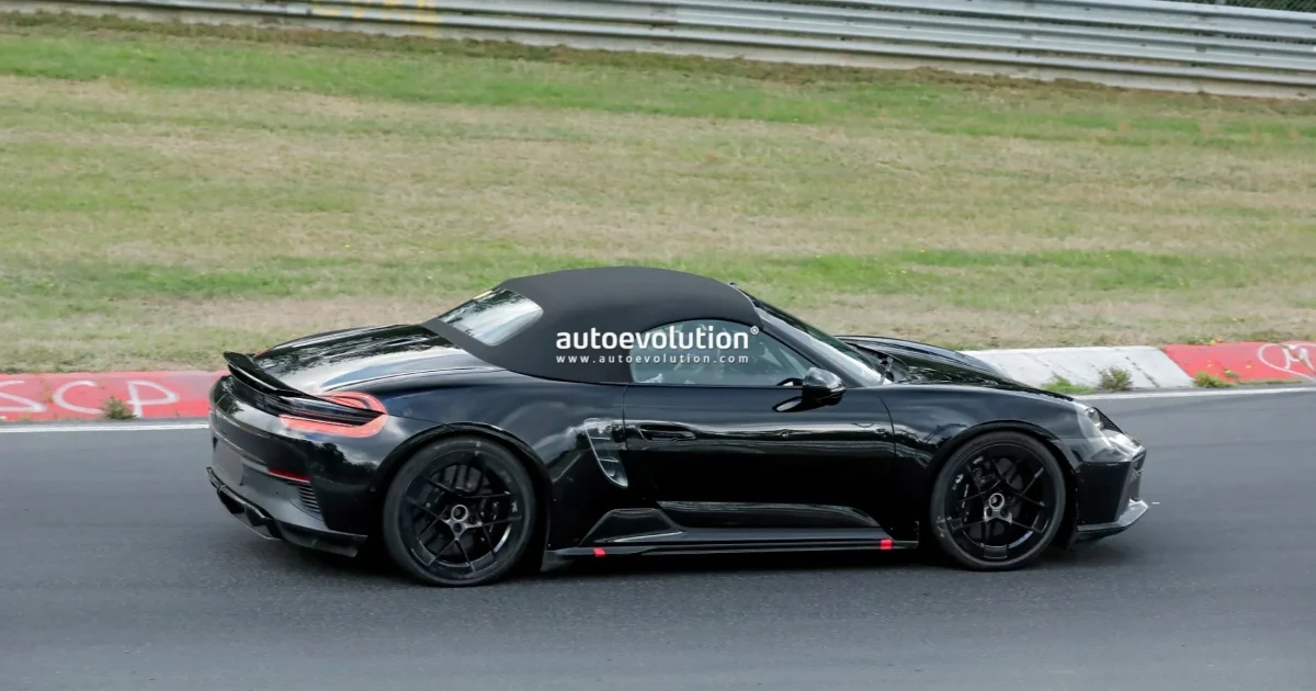 Prototyp elektrického Porsche 718 Boxster z boku na zkušebním okruhu