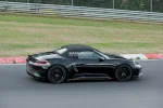 Prototyp elektrického Porsche 718 Boxster z boku na zkušebním okruhu