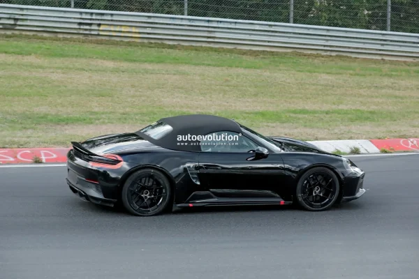 Prototyp elektrického Porsche 718 Boxster z boku na zkušebním okruhu