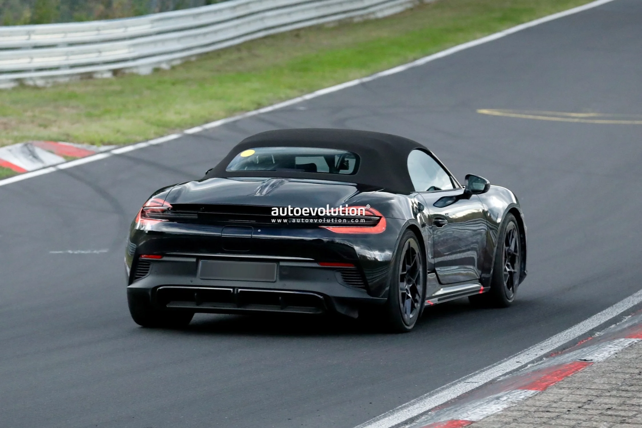 Prototyp elektrického Porsche 718 Boxster zezadu na zkušebním okruhu