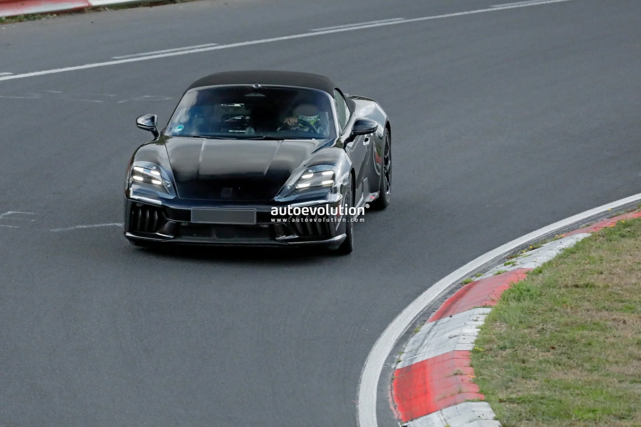 Prototyp elektrického Porsche 718 Boxster při testování, pohled zepředu