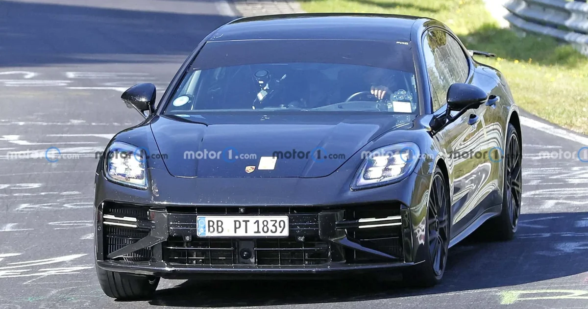 Prototyp faceliftu Porsche Panamera při testování, pohled zepředu