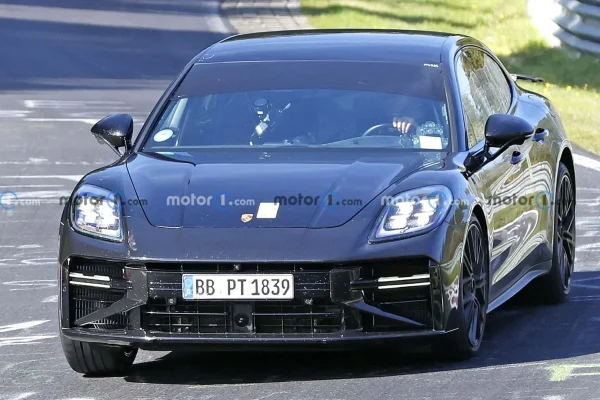 Prototyp faceliftu Porsche Panamera při testování, pohled zepředu