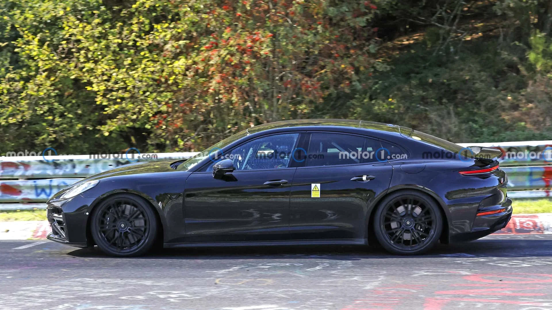 Boční pohled na prototyp faceliftu Porsche Panamera