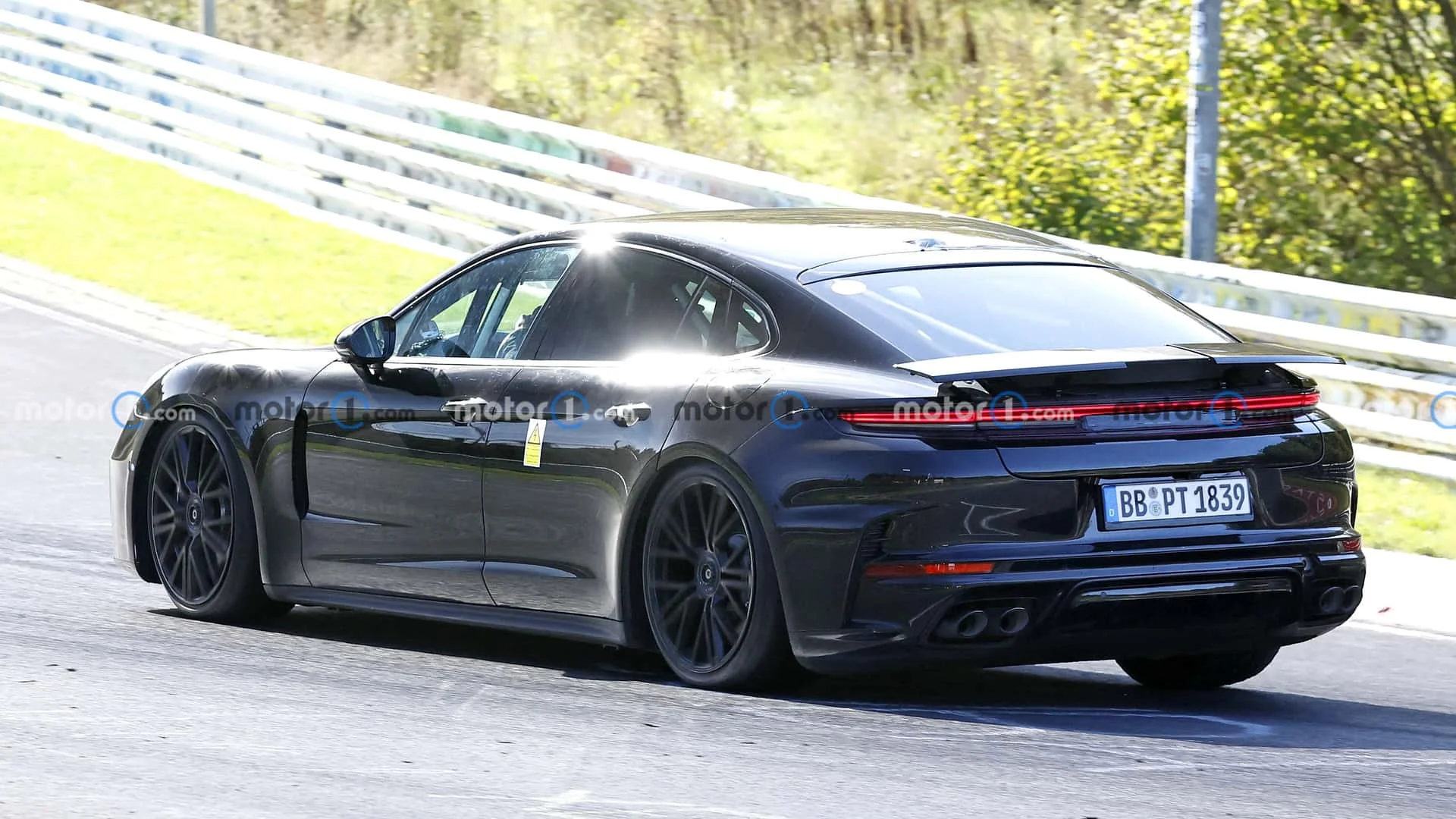 Prototyp faceliftu Porsche Panamera zezadu na Nürburgringu