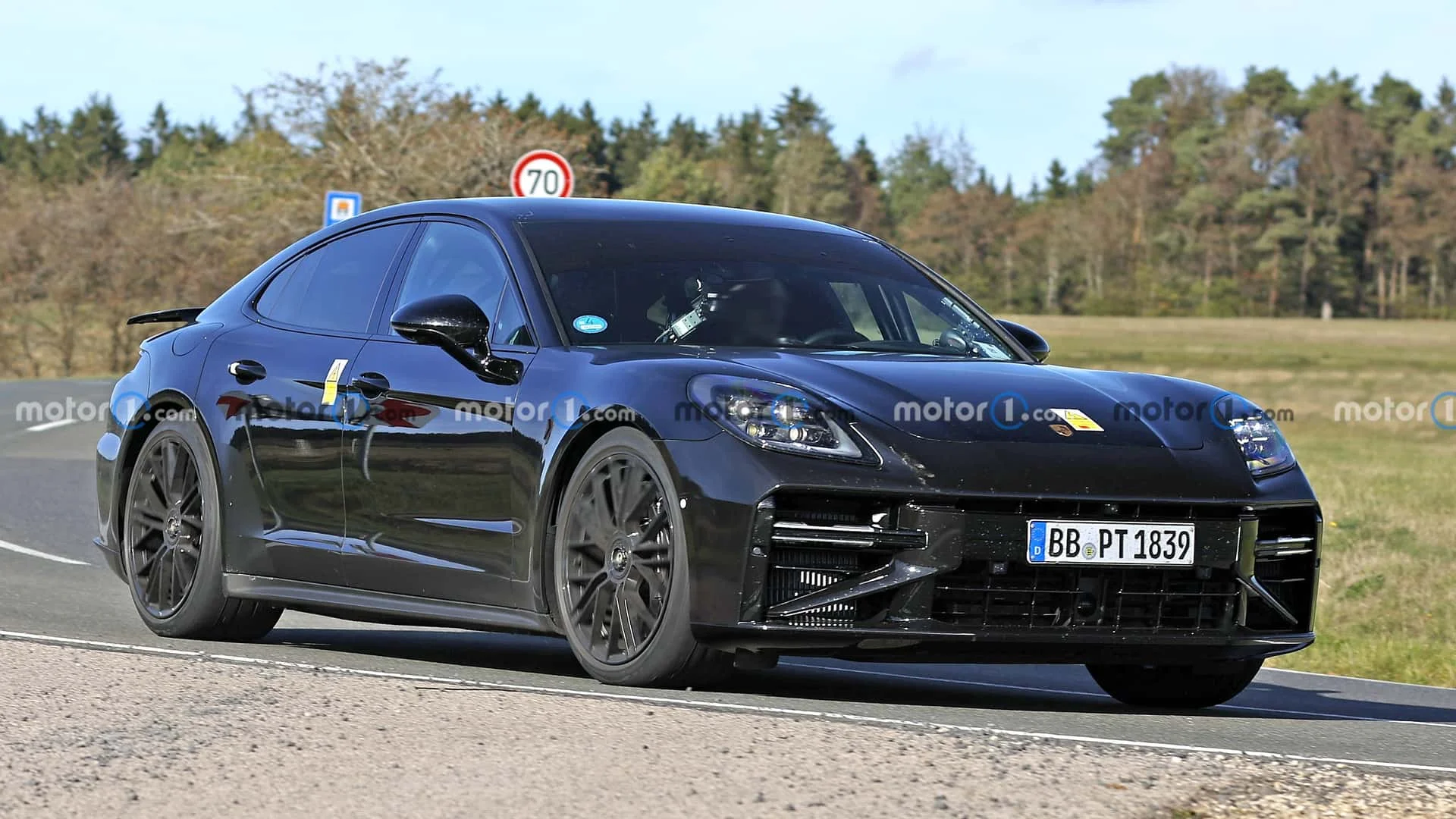 Prototyp faceliftu Porsche Panamera se zbývajícím maskováním