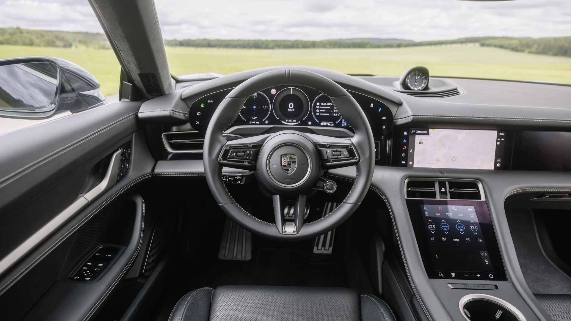 Kokpit Porsche Taycan Turbo 2024 s volantem, přístroji a dotykovým ovládáním