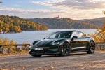 Porsche Taycan Turbo u Brněnské přehrady, redakční kompozice z fotografie vozu