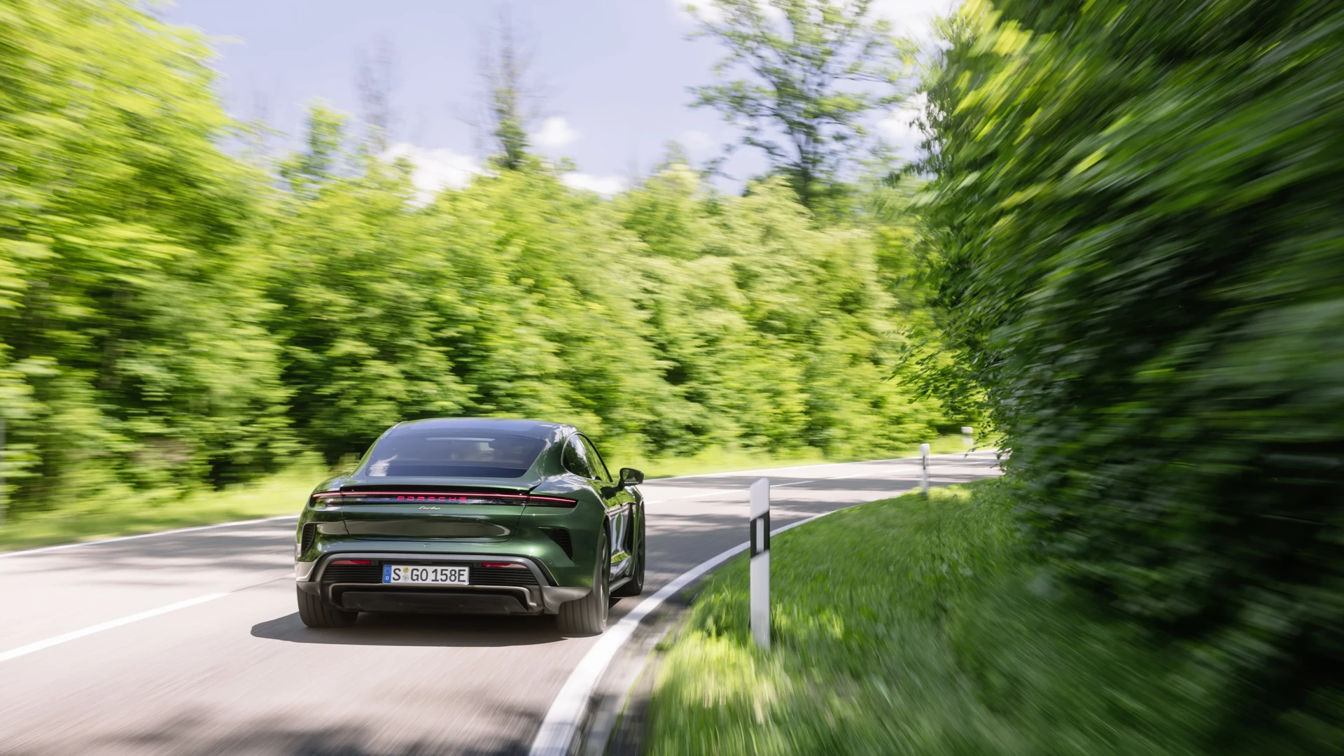 Porsche Taycan Turbo facelift 2024, pohled zezadu a z boku