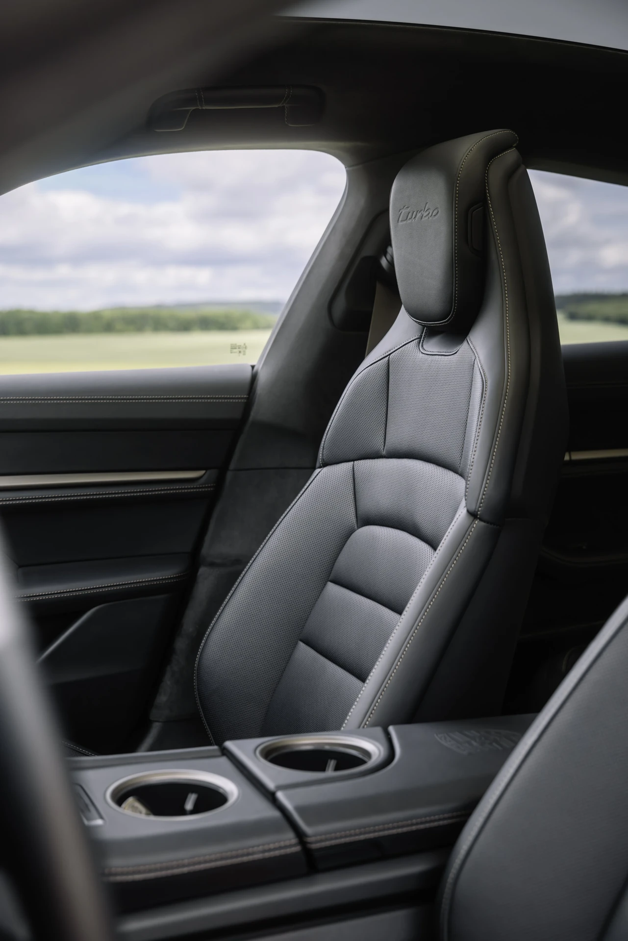 Kožené přední sedadlo Porsche Taycan Turbo s vyšitým označením Turbo