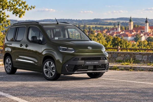 Zelená Toyota Proace City Verso po faceliftu v české krajině